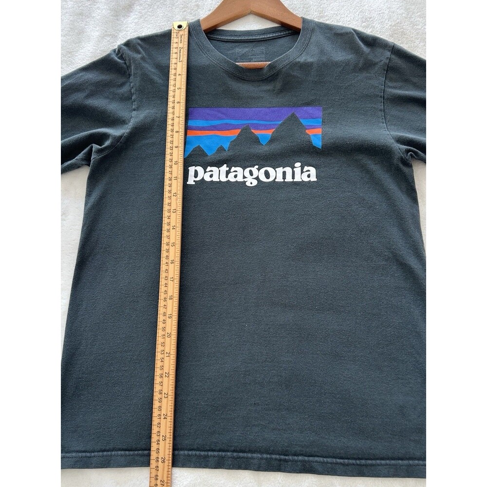 Patagonia Mens Shirt Small Charcoal Lightweight Outdoors Hiking Logo Climbing - Picture 4 of 9